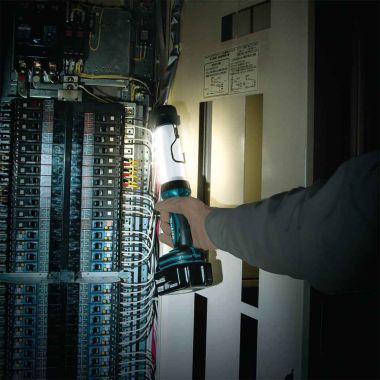 Click here to see Makita DML806 Makita 18V LXT 5.0Ah Cordless LED Lantern/Flashlight with 620 Lumens, Tool Only - DML806