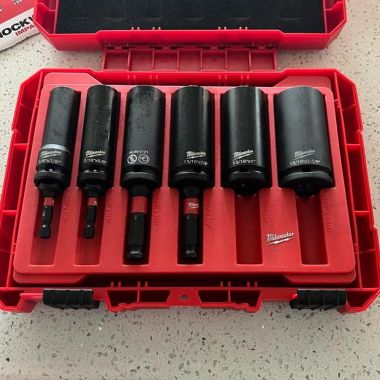 Click here to see Milwaukee 49-66-5125 Milwaukee 10-Piece SHOCKWAVE Lineman's 2-in-1 12-Point Socket Set - 49-66-5125