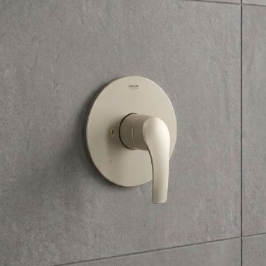 Click here to see   GROHE Eurosmart Pressure Balance Valve Trimset, Metal Lever Handle, Brushed Nickel - 19458EN2 
